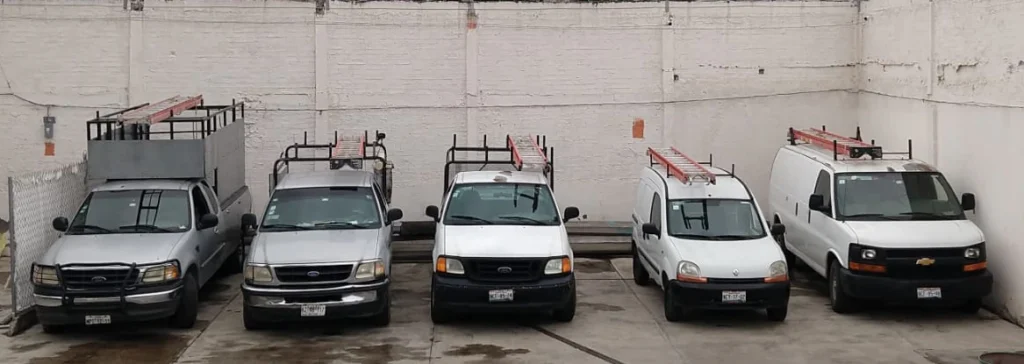 Camionetas y autos de grupo flores