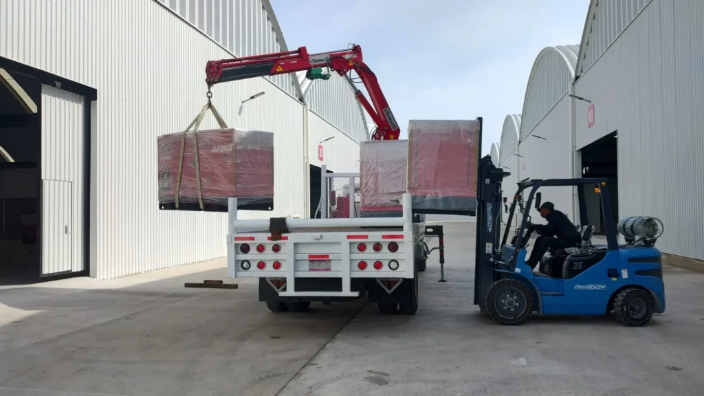 Maniobra de material con grúa de Grupo Flores