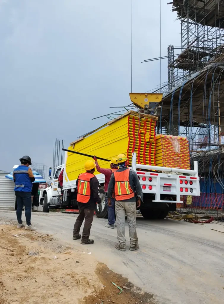 grúa trasladando carga de material