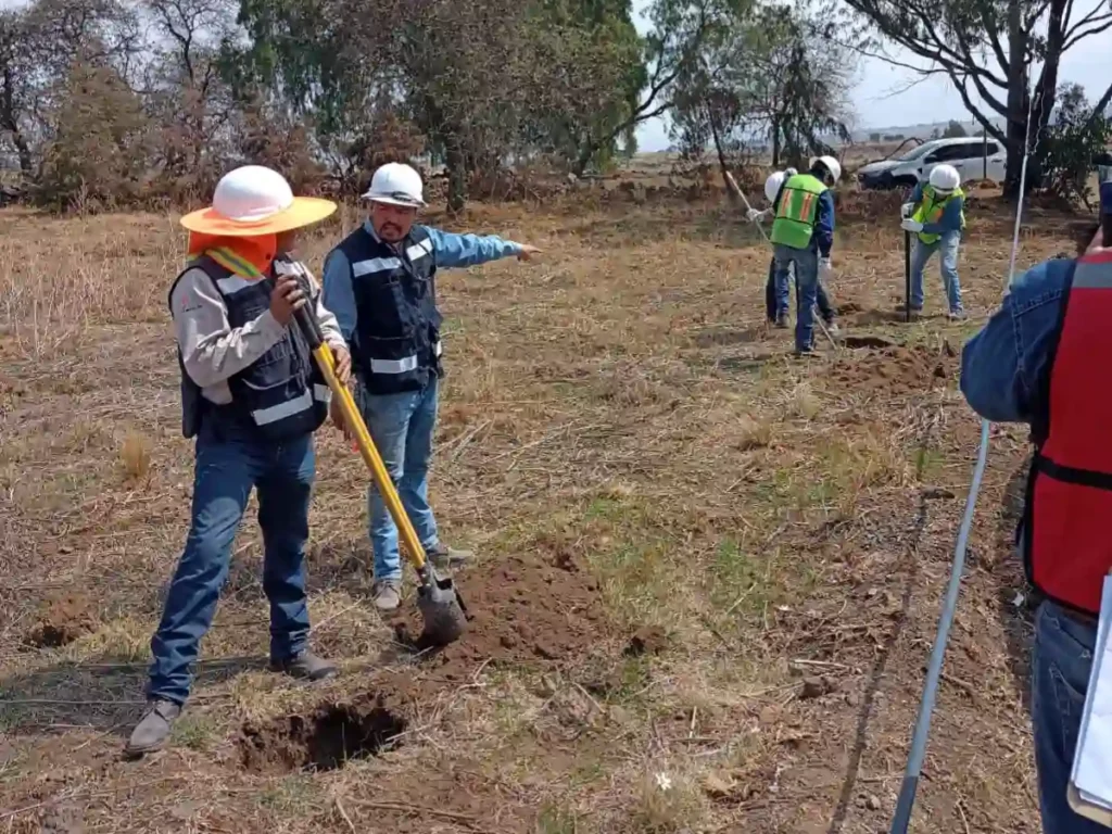 Excavación de cepa para parado de poste con supervisor