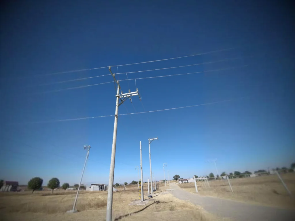 Instalación de redes eléctricas aéreas sobre postes