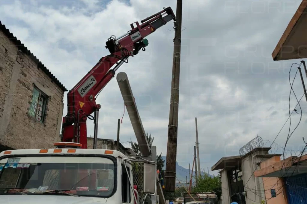 Grúa alzando poste de media tensión en Valle de Chalco