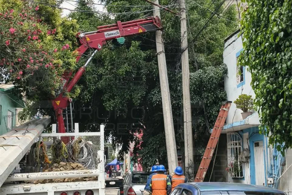Instalación de poste con normas de CFE