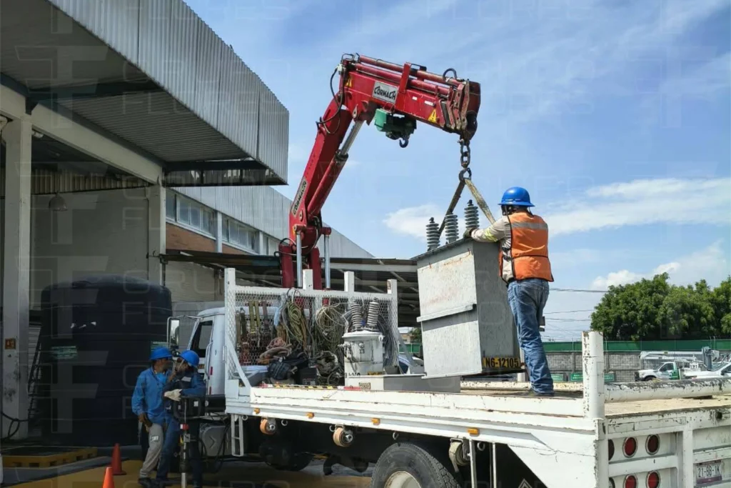 Transporte de transformador tipo aereo con grullero